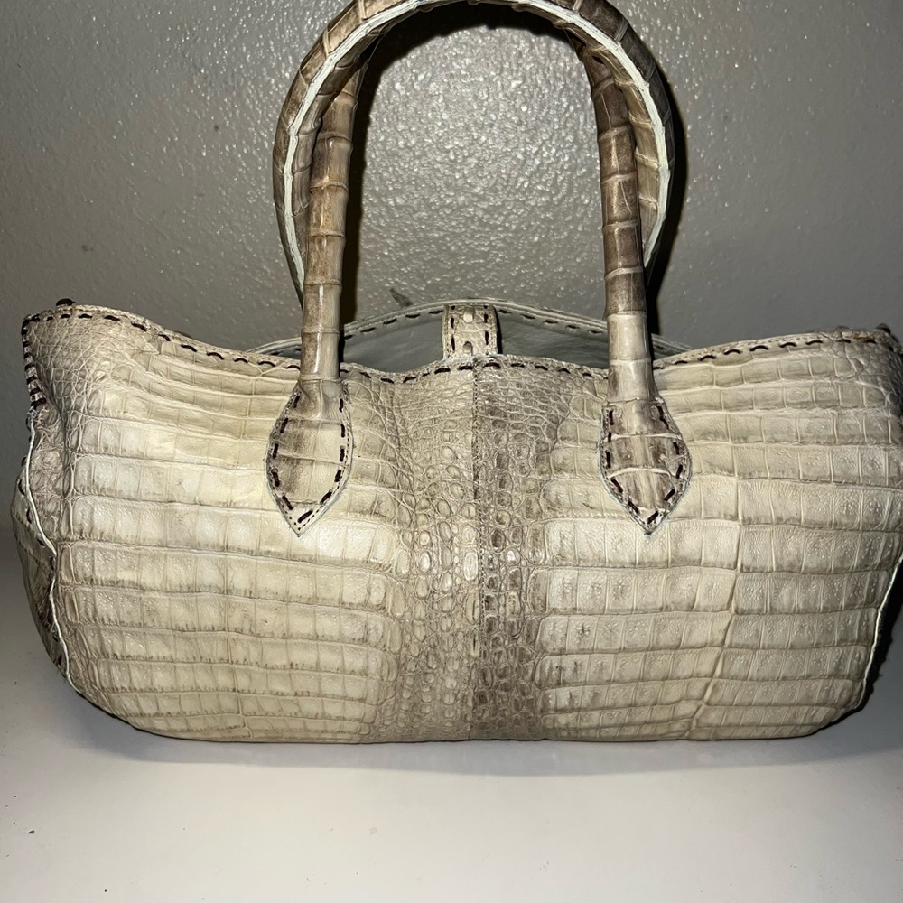 Elegant Cream Crocodile-Embossed Women's Bag - Picture 5 of 9